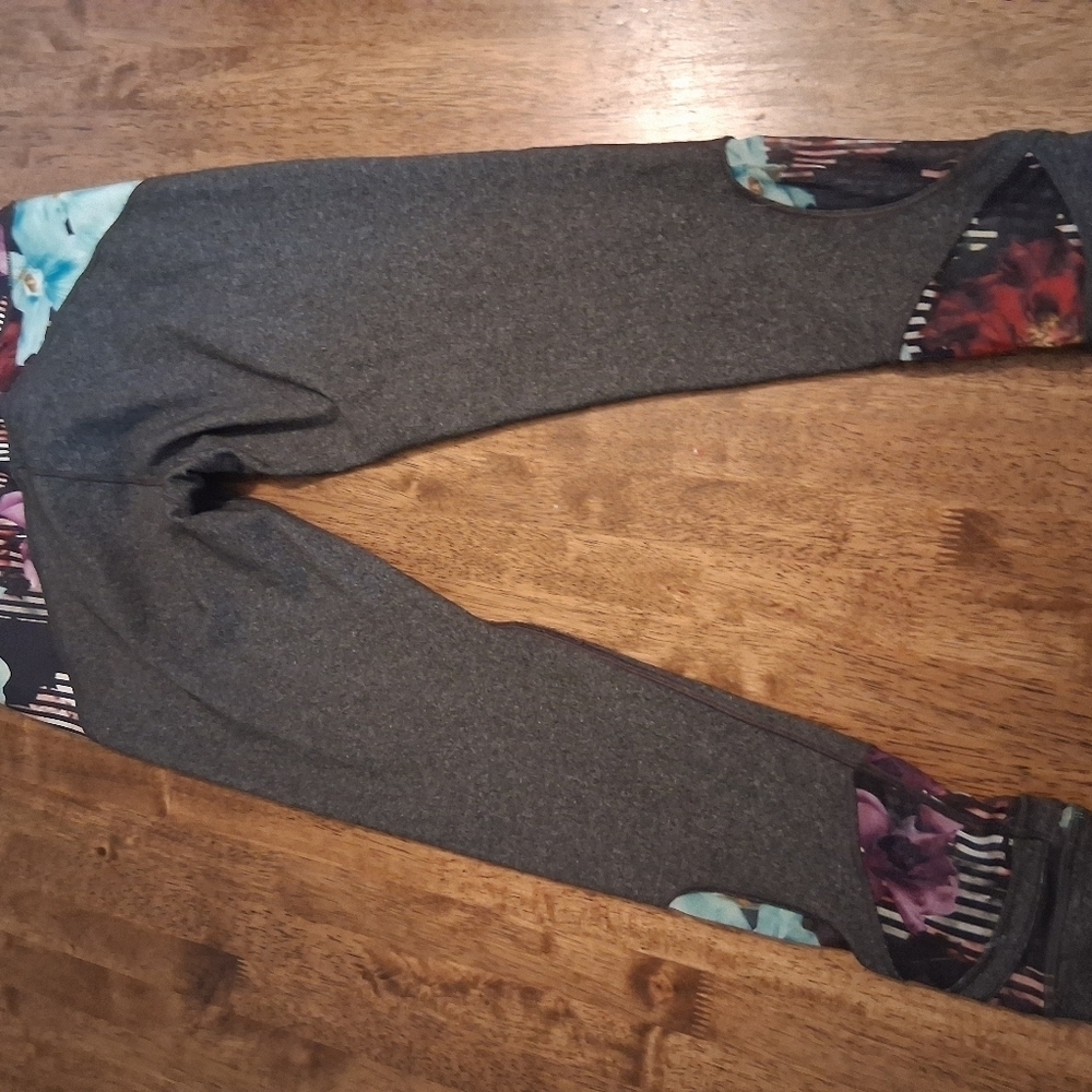 CALIA by Carrie Underwood Chracoal Floral Yoga Pants Bathing Suit Top S - Picture 8 of 9